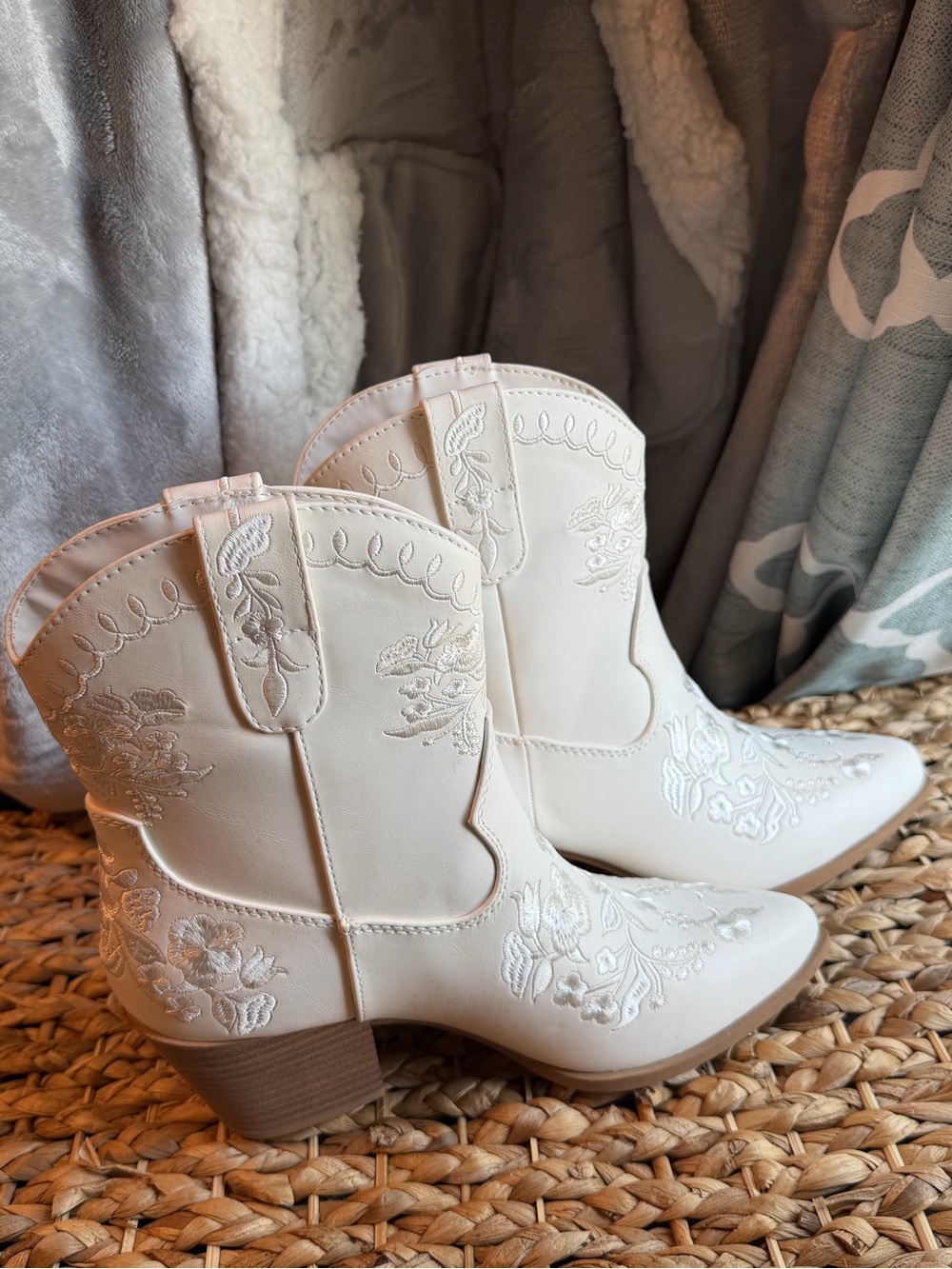 Soda Ivory Embroidered Western Boots - Picture 3 of 8